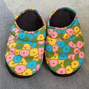 BAGGU Like New Floral Patterned Slippers